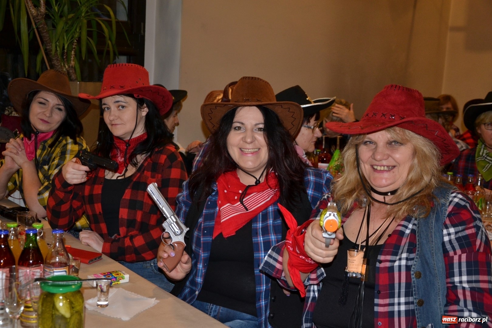 Zdjęcie w galerii na portalu naszraciborz.pl: Im więcej pączków, tym więcej szczęścia, czyli babski comber w Tworkowie  wiadomości z regionu