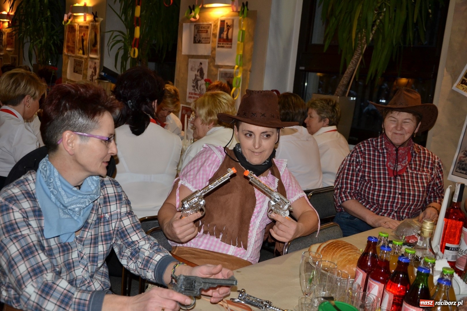 Zdjęcie w galerii na portalu naszraciborz.pl: Im więcej pączków, tym więcej szczęścia, czyli babski comber w Tworkowie  wiadomości z regionu