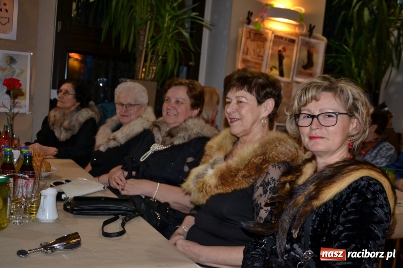 Zdjęcie w galerii na portalu naszraciborz.pl: Im więcej pączków, tym więcej szczęścia, czyli babski comber w Tworkowie  wiadomości z regionu