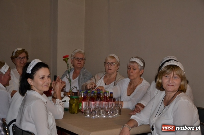 Zdjęcie w galerii na portalu naszraciborz.pl: Im więcej pączków, tym więcej szczęścia, czyli babski comber w Tworkowie  wiadomości z regionu