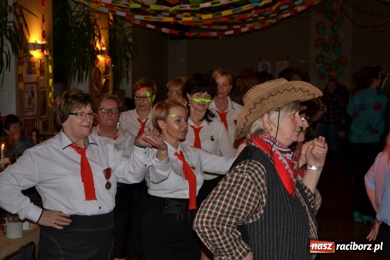 Zdjęcie w galerii na portalu naszraciborz.pl: Im więcej pączków, tym więcej szczęścia, czyli babski comber w Tworkowie  wiadomości z regionu