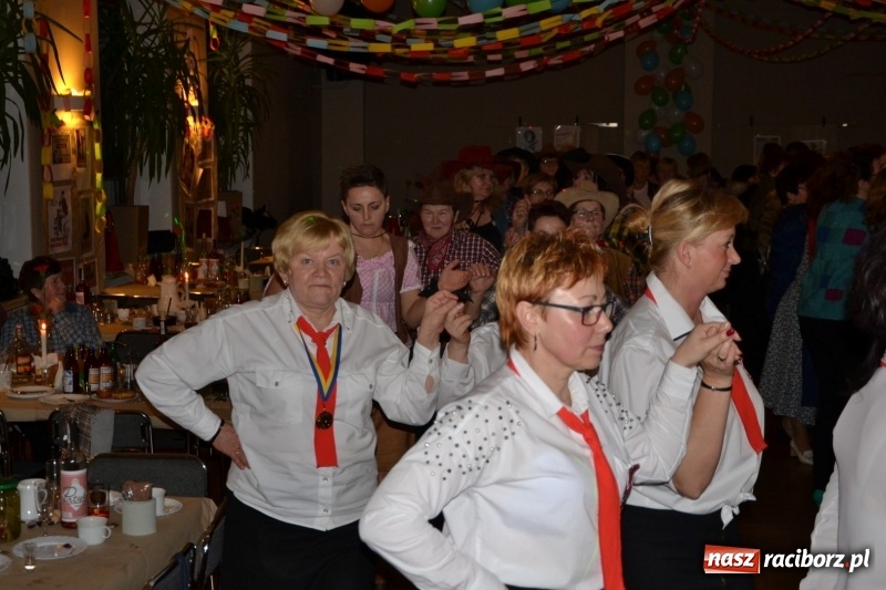 Zdjęcie w galerii na portalu naszraciborz.pl: Im więcej pączków, tym więcej szczęścia, czyli babski comber w Tworkowie  wiadomości z regionu