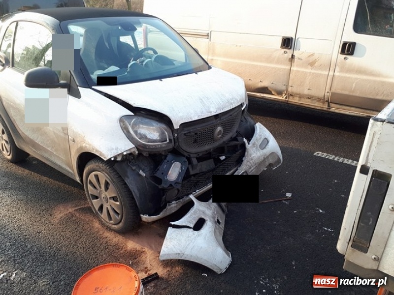 Zdjęcie w galerii na portalu naszraciborz.pl: Zderzenie trzech samochodów na Armii Krajowej wiadomości z regionu