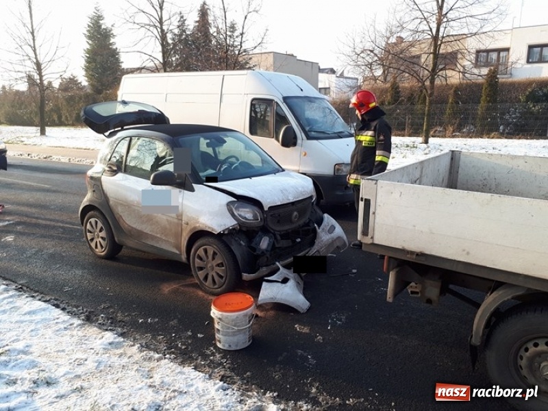 Zdjęcie w galerii na portalu naszraciborz.pl: Zderzenie trzech samochodów na Armii Krajowej wiadomości z regionu