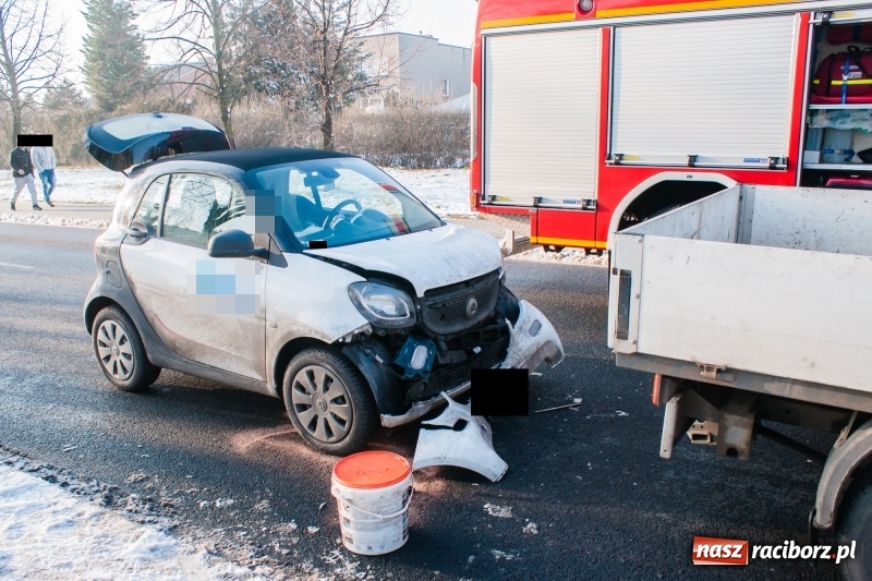 Zdjęcie w galerii na portalu naszraciborz.pl: Zderzenie trzech samochodów na Armii Krajowej wiadomości z regionu