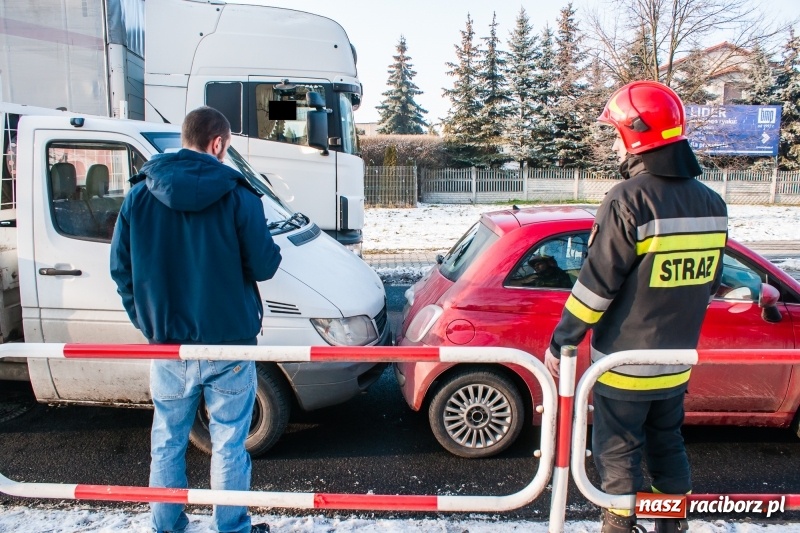 Zdjęcie w galerii na portalu naszraciborz.pl: Zderzenie trzech samochodów na Armii Krajowej wiadomości z regionu