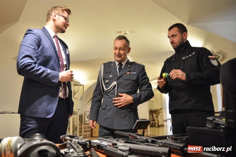 Zdjęcie w galerii na portalu naszraciborz.pl: Śląska Służba Więzienna świętuje na zamku w Raciborzu  wiadomości z regionu