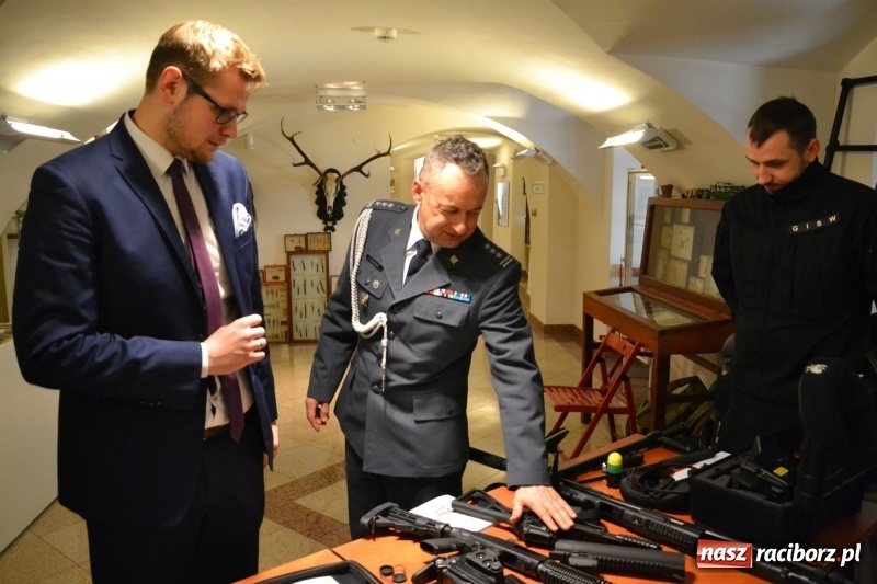 Zdjęcie w galerii na portalu naszraciborz.pl: Śląska Służba Więzienna świętuje na zamku w Raciborzu  wiadomości z regionu