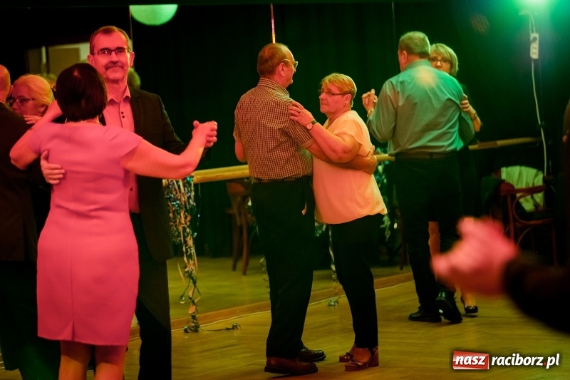 Zdjęcie w galerii na portalu naszraciborz.pl: Energicznie, ale i lirycznie. Potańcówka karnawałowa w Raciborskim Centrum Kultury  wiadomości z regionu