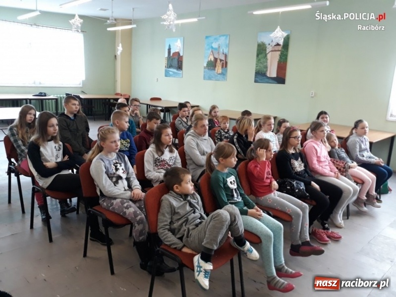 Zdjęcie w galerii na portalu naszraciborz.pl: Raciborscy mundurowi promują bezpieczeństwo podczas ferii  wiadomości z regionu