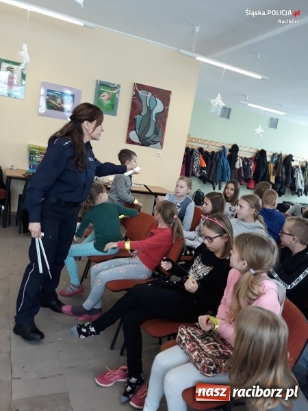 Zdjęcie w galerii na portalu naszraciborz.pl: Raciborscy mundurowi promują bezpieczeństwo podczas ferii  wiadomości z regionu