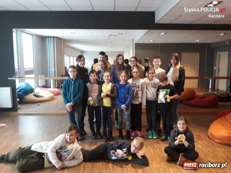 Zdjęcie w galerii na portalu naszraciborz.pl: Raciborscy mundurowi promują bezpieczeństwo podczas ferii  wiadomości z regionu