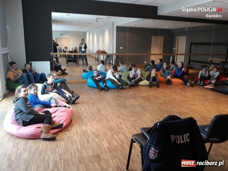 Zdjęcie w galerii na portalu naszraciborz.pl: Raciborscy mundurowi promują bezpieczeństwo podczas ferii  wiadomości z regionu