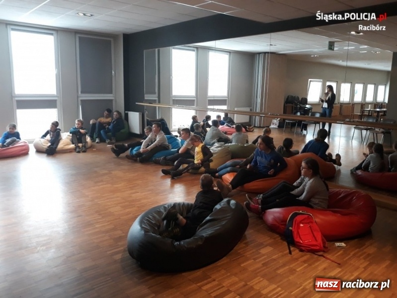 Zdjęcie w galerii na portalu naszraciborz.pl: Raciborscy mundurowi promują bezpieczeństwo podczas ferii  wiadomości z regionu