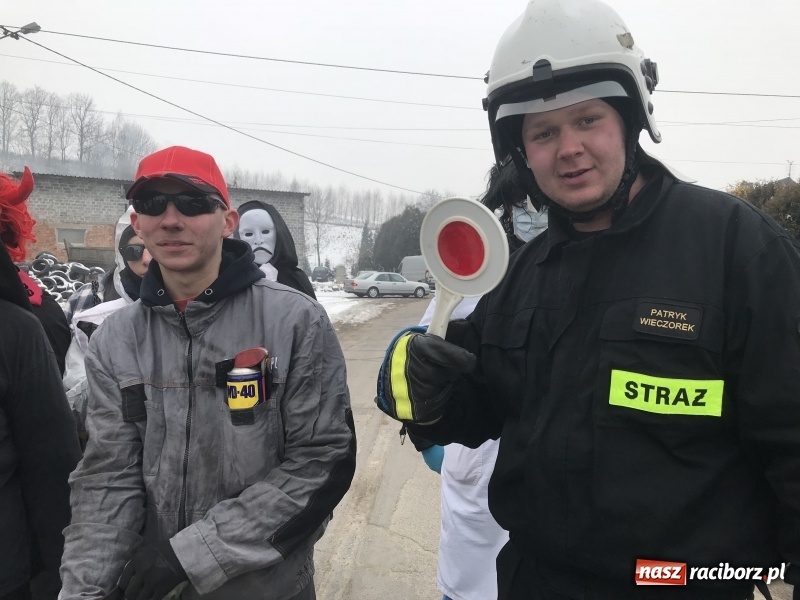 Zdjęcie w galerii na portalu naszraciborz.pl: Dziś ostatni weekend karnawału. W Sławikowie ruszyli rano na wodzenie niedźwiedzia  wiadomości z regionu