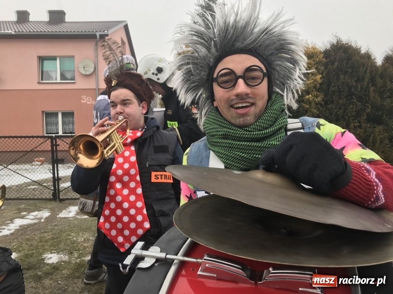 Zdjęcie w galerii na portalu naszraciborz.pl: Dziś ostatni weekend karnawału. W Sławikowie ruszyli rano na wodzenie niedźwiedzia  wiadomości z regionu