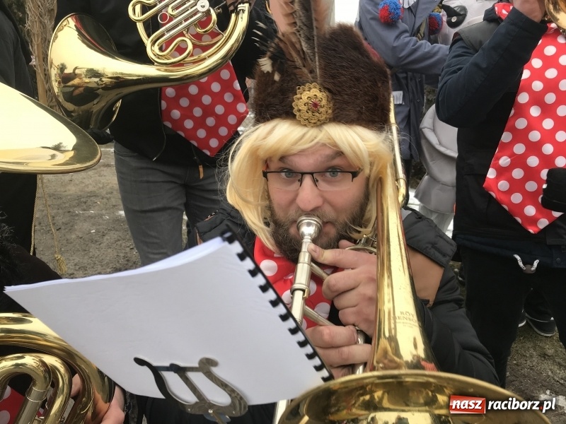 Zdjęcie w galerii na portalu naszraciborz.pl: Dziś ostatni weekend karnawału. W Sławikowie ruszyli rano na wodzenie niedźwiedzia  wiadomości z regionu