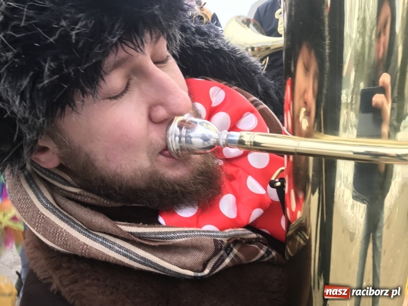 Zdjęcie w galerii na portalu naszraciborz.pl: Dziś ostatni weekend karnawału. W Sławikowie ruszyli rano na wodzenie niedźwiedzia  wiadomości z regionu