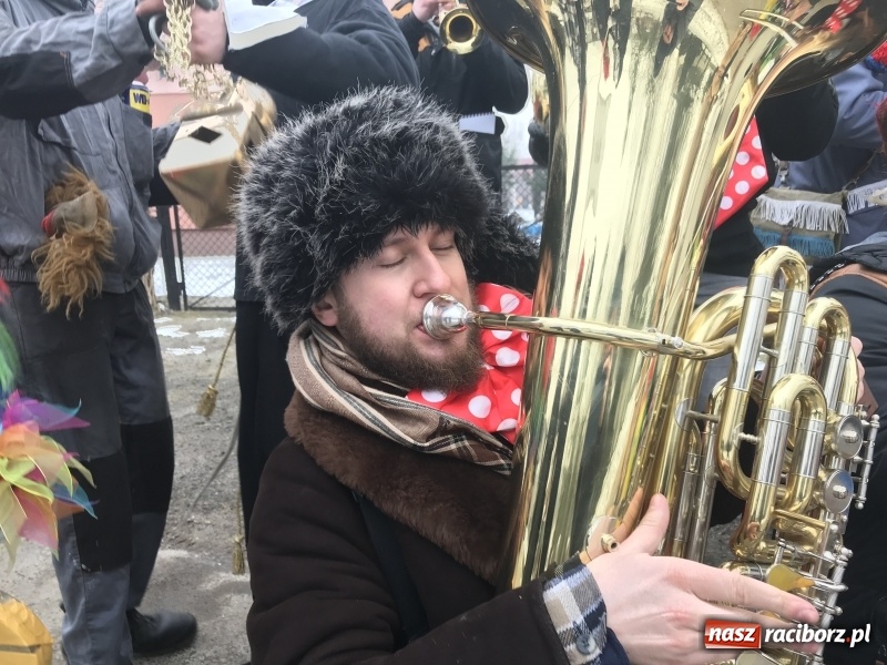 Zdjęcie w galerii na portalu naszraciborz.pl: Dziś ostatni weekend karnawału. W Sławikowie ruszyli rano na wodzenie niedźwiedzia  wiadomości z regionu