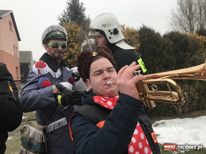 Zdjęcie w galerii na portalu naszraciborz.pl: Dziś ostatni weekend karnawału. W Sławikowie ruszyli rano na wodzenie niedźwiedzia  wiadomości z regionu