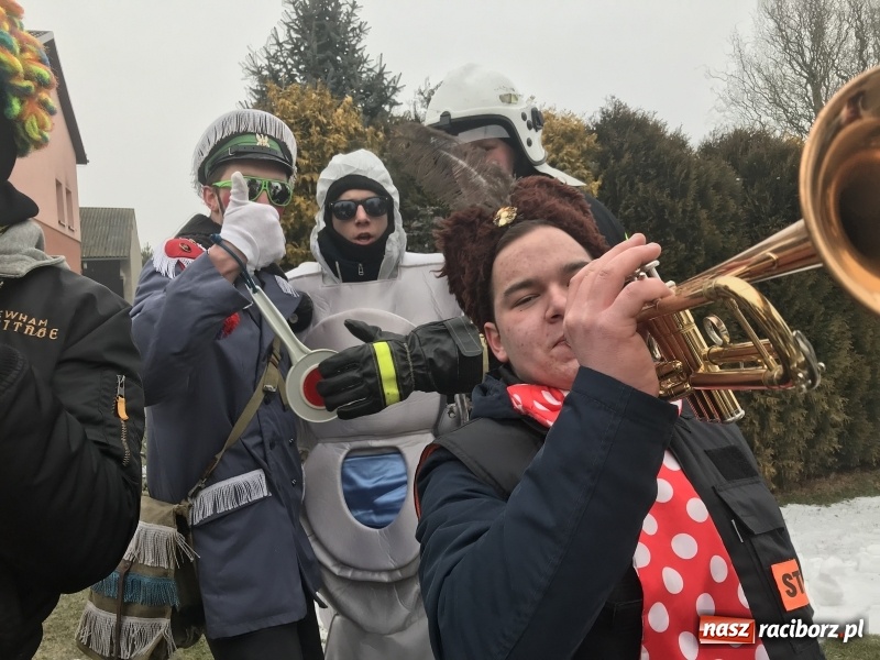 Zdjęcie w galerii na portalu naszraciborz.pl: Dziś ostatni weekend karnawału. W Sławikowie ruszyli rano na wodzenie niedźwiedzia  wiadomości z regionu