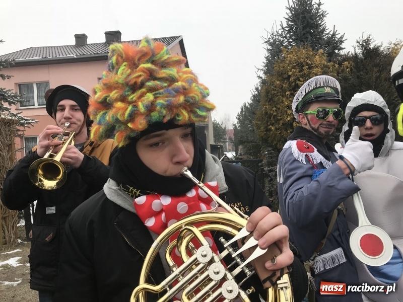 Zdjęcie w galerii na portalu naszraciborz.pl: Dziś ostatni weekend karnawału. W Sławikowie ruszyli rano na wodzenie niedźwiedzia  wiadomości z regionu