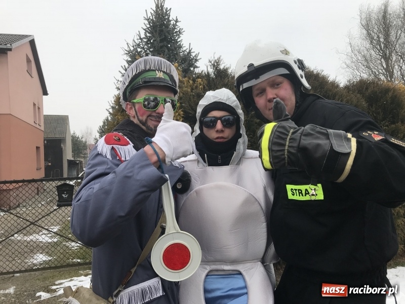 Zdjęcie w galerii na portalu naszraciborz.pl: Dziś ostatni weekend karnawału. W Sławikowie ruszyli rano na wodzenie niedźwiedzia  wiadomości z regionu