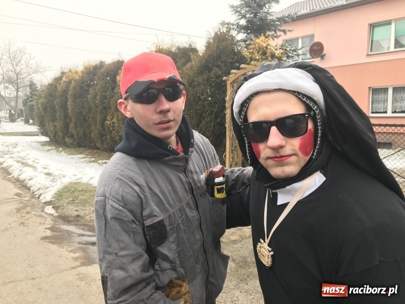 Zdjęcie w galerii na portalu naszraciborz.pl: Dziś ostatni weekend karnawału. W Sławikowie ruszyli rano na wodzenie niedźwiedzia  wiadomości z regionu