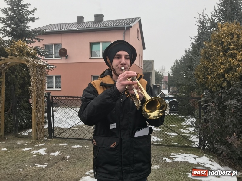 Zdjęcie w galerii na portalu naszraciborz.pl: Dziś ostatni weekend karnawału. W Sławikowie ruszyli rano na wodzenie niedźwiedzia  wiadomości z regionu