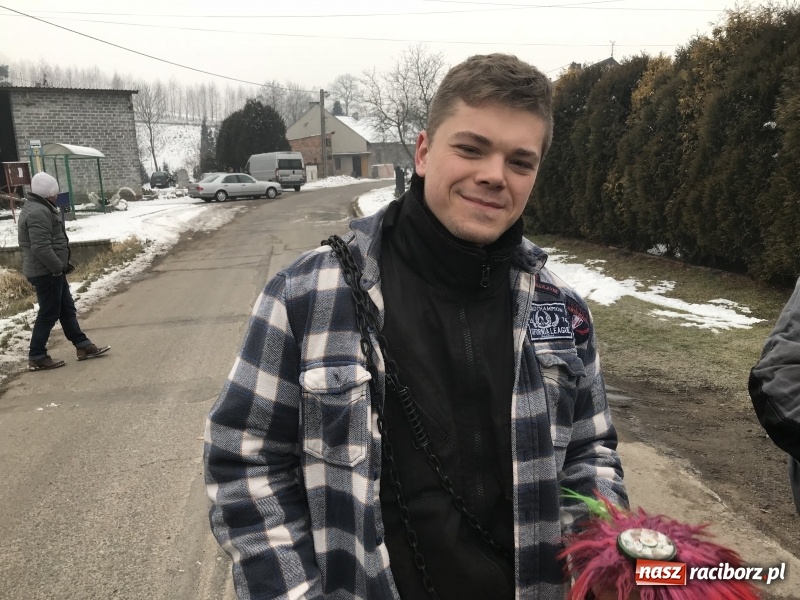 Zdjęcie w galerii na portalu naszraciborz.pl: Dziś ostatni weekend karnawału. W Sławikowie ruszyli rano na wodzenie niedźwiedzia  wiadomości z regionu