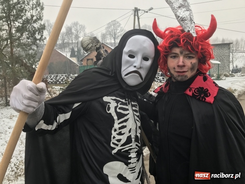 Zdjęcie w galerii na portalu naszraciborz.pl: Dziś ostatni weekend karnawału. W Sławikowie ruszyli rano na wodzenie niedźwiedzia  wiadomości z regionu