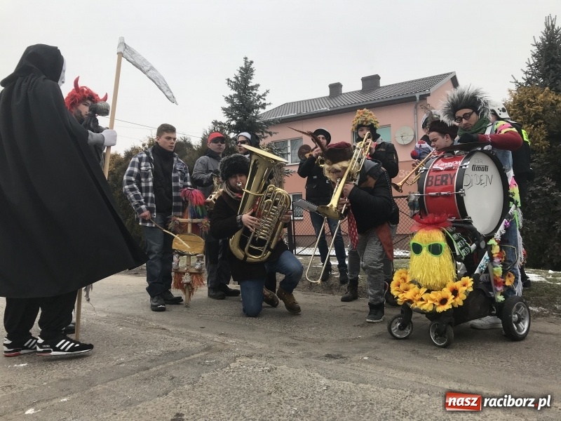 Zdjęcie w galerii na portalu naszraciborz.pl: Dziś ostatni weekend karnawału. W Sławikowie ruszyli rano na wodzenie niedźwiedzia  wiadomości z regionu