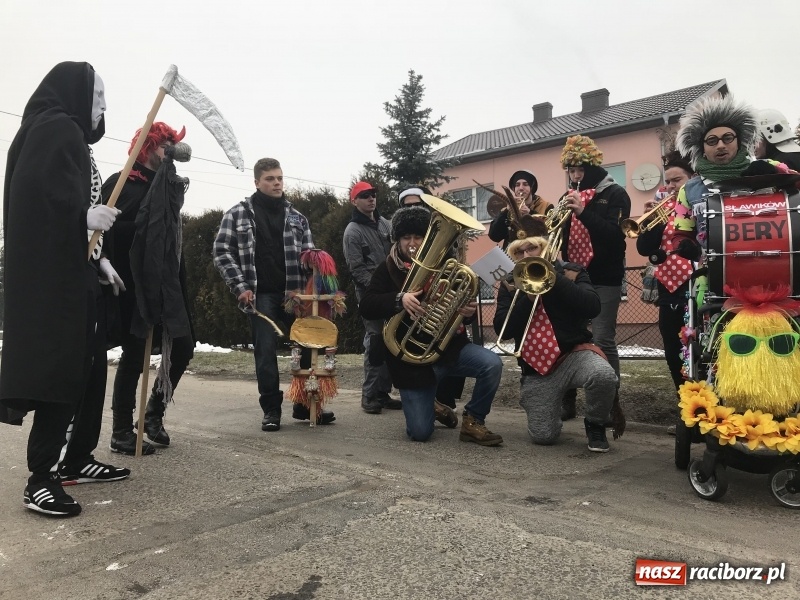 Zdjęcie w galerii na portalu naszraciborz.pl: Dziś ostatni weekend karnawału. W Sławikowie ruszyli rano na wodzenie niedźwiedzia  wiadomości z regionu