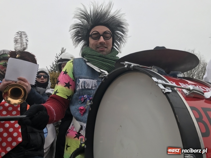 Zdjęcie w galerii na portalu naszraciborz.pl: Dziś ostatni weekend karnawału. W Sławikowie ruszyli rano na wodzenie niedźwiedzia  wiadomości z regionu