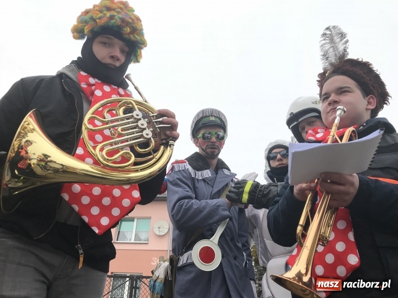 Zdjęcie w galerii na portalu naszraciborz.pl: Dziś ostatni weekend karnawału. W Sławikowie ruszyli rano na wodzenie niedźwiedzia  wiadomości z regionu