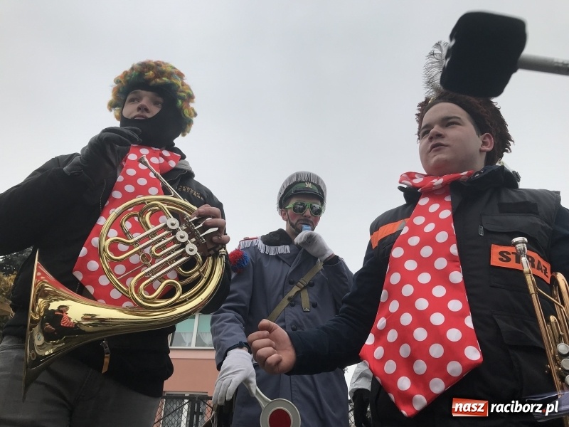Zdjęcie w galerii na portalu naszraciborz.pl: Dziś ostatni weekend karnawału. W Sławikowie ruszyli rano na wodzenie niedźwiedzia  wiadomości z regionu