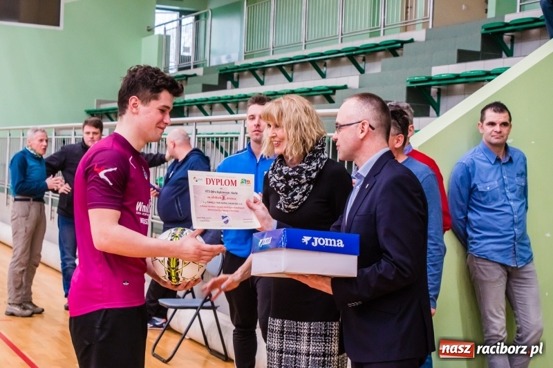 Zdjęcie w galerii na portalu naszraciborz.pl: KS Unia Racibórz z Pucharem Dyrektora ZSOMS wiadomości z regionu