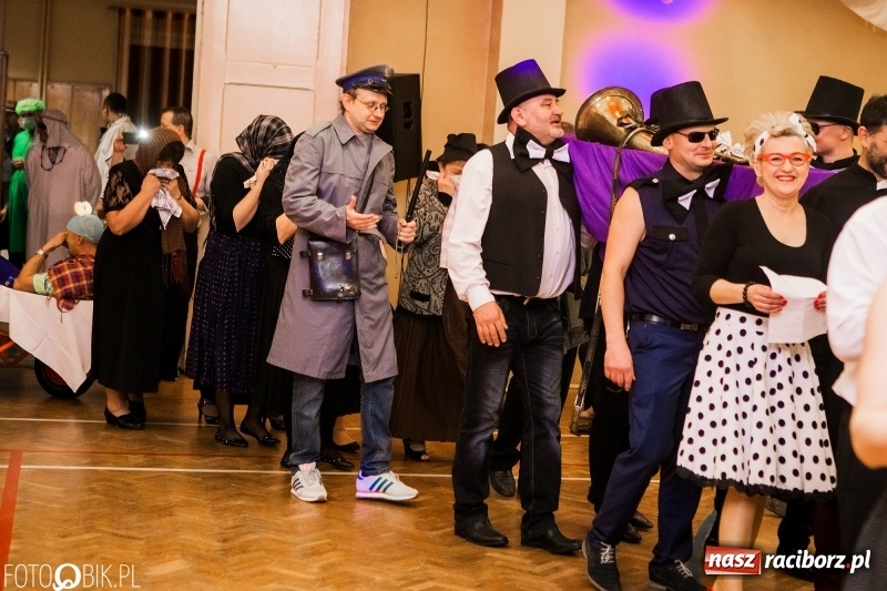 Zdjęcie w galerii na portalu naszraciborz.pl: Pogrzebanie Basa w Studziennej. Zobacz, jak mieszkańcy dzielnicy zakończyli karnawał wiadomości z regionu