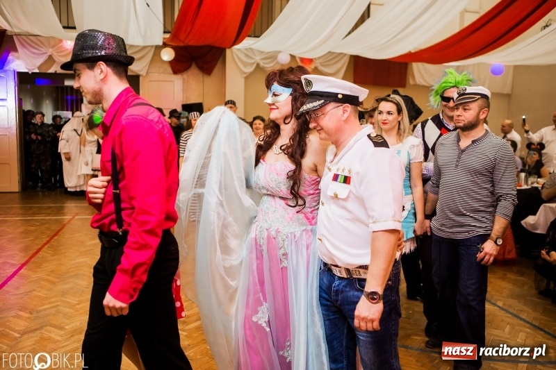 Zdjęcie w galerii na portalu naszraciborz.pl: Pogrzebanie Basa w Studziennej. Zobacz, jak mieszkańcy dzielnicy zakończyli karnawał wiadomości z regionu