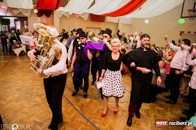 Zdjęcie w galerii na portalu naszraciborz.pl: Pogrzebanie Basa w Studziennej. Zobacz, jak mieszkańcy dzielnicy zakończyli karnawał wiadomości z regionu