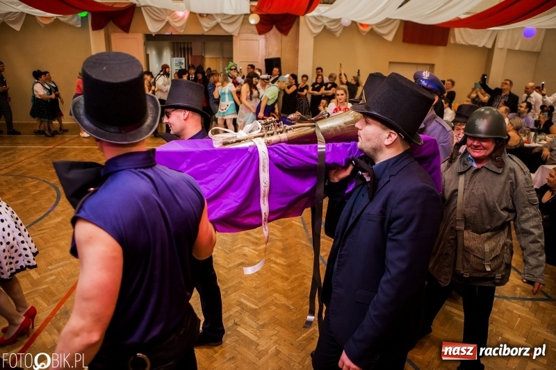 Zdjęcie w galerii na portalu naszraciborz.pl: Pogrzebanie Basa w Studziennej. Zobacz, jak mieszkańcy dzielnicy zakończyli karnawał wiadomości z regionu