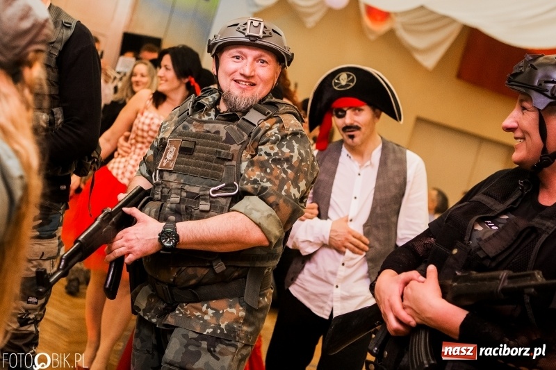 Zdjęcie w galerii na portalu naszraciborz.pl: Pogrzebanie Basa w Studziennej. Zobacz, jak mieszkańcy dzielnicy zakończyli karnawał wiadomości z regionu