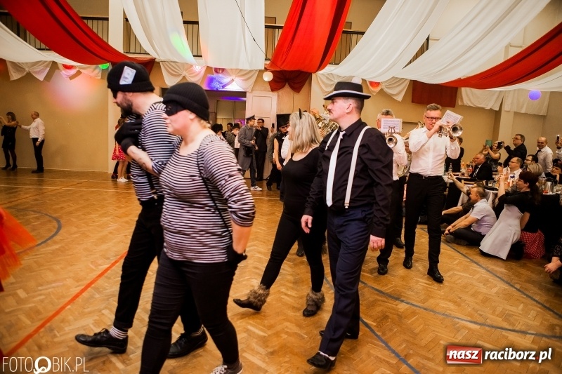 Zdjęcie w galerii na portalu naszraciborz.pl: Pogrzebanie Basa w Studziennej. Zobacz, jak mieszkańcy dzielnicy zakończyli karnawał wiadomości z regionu