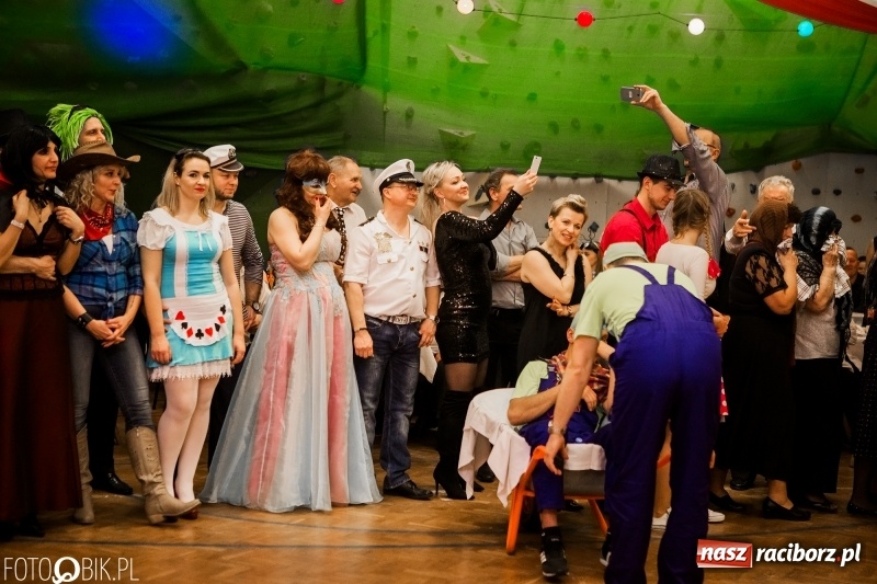 Zdjęcie w galerii na portalu naszraciborz.pl: Pogrzebanie Basa w Studziennej. Zobacz, jak mieszkańcy dzielnicy zakończyli karnawał wiadomości z regionu