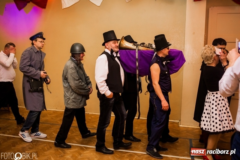 Zdjęcie w galerii na portalu naszraciborz.pl: Pogrzebanie Basa w Studziennej. Zobacz, jak mieszkańcy dzielnicy zakończyli karnawał wiadomości z regionu