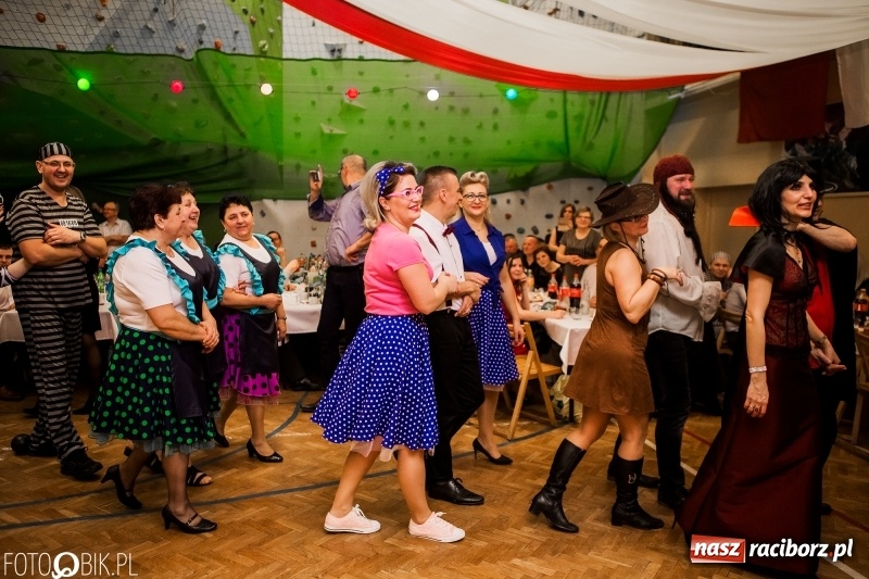 Zdjęcie w galerii na portalu naszraciborz.pl: Pogrzebanie Basa w Studziennej. Zobacz, jak mieszkańcy dzielnicy zakończyli karnawał wiadomości z regionu