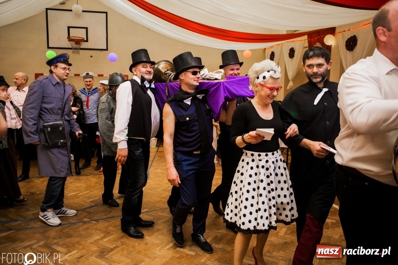 Zdjęcie w galerii na portalu naszraciborz.pl: Pogrzebanie Basa w Studziennej. Zobacz, jak mieszkańcy dzielnicy zakończyli karnawał wiadomości z regionu