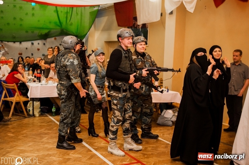 Zdjęcie w galerii na portalu naszraciborz.pl: Pogrzebanie Basa w Studziennej. Zobacz, jak mieszkańcy dzielnicy zakończyli karnawał wiadomości z regionu