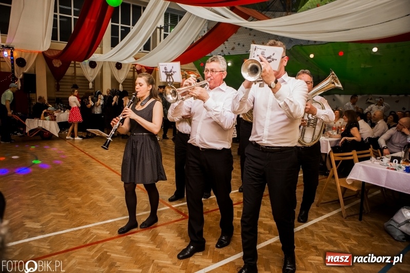 Zdjęcie w galerii na portalu naszraciborz.pl: Pogrzebanie Basa w Studziennej. Zobacz, jak mieszkańcy dzielnicy zakończyli karnawał wiadomości z regionu