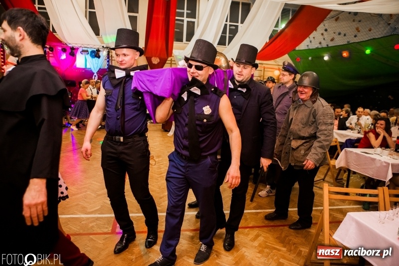 Zdjęcie w galerii na portalu naszraciborz.pl: Pogrzebanie Basa w Studziennej. Zobacz, jak mieszkańcy dzielnicy zakończyli karnawał wiadomości z regionu